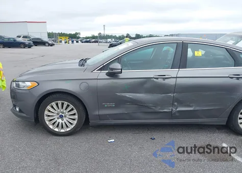 2013 Ford Fusion Energi Titanium z USA, uszkodzony, nr VIN 3FA6P0SU4DR285304